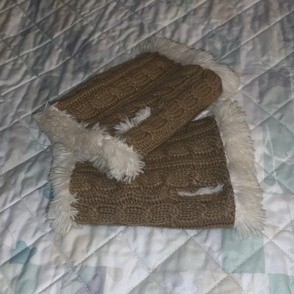 Muk Luks Tan Knit Hand Warmers with Cream Faux Fur